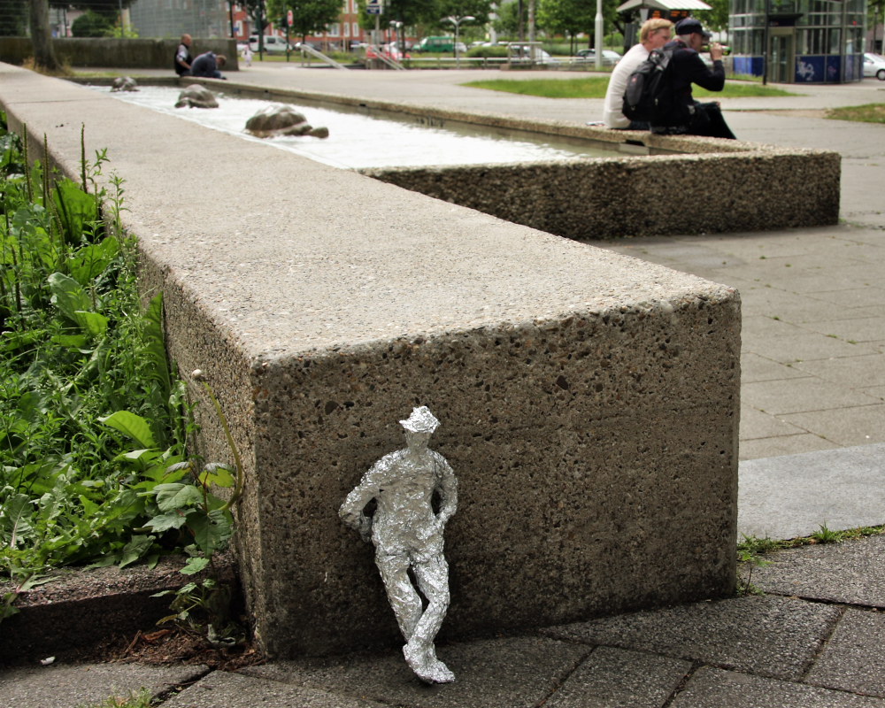 Lehnender u 2 Männer